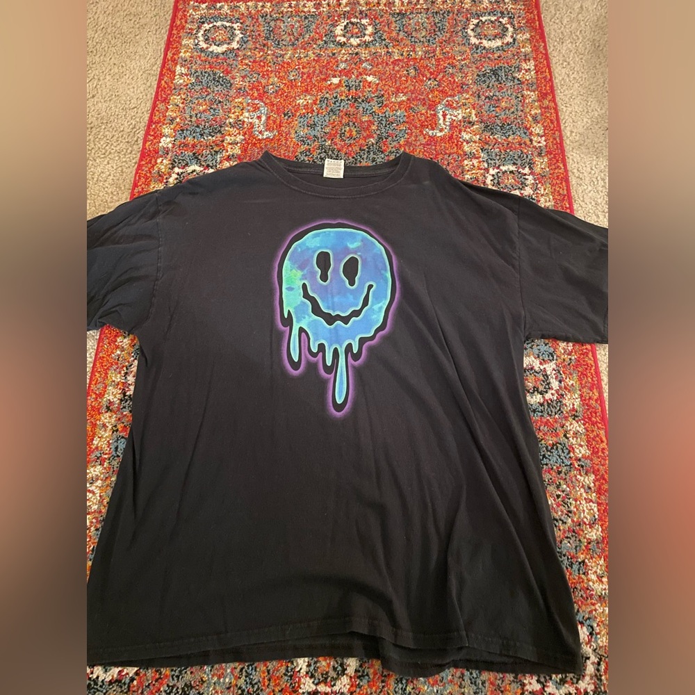 Men or women’s smiley face t-shirt. Size XL.